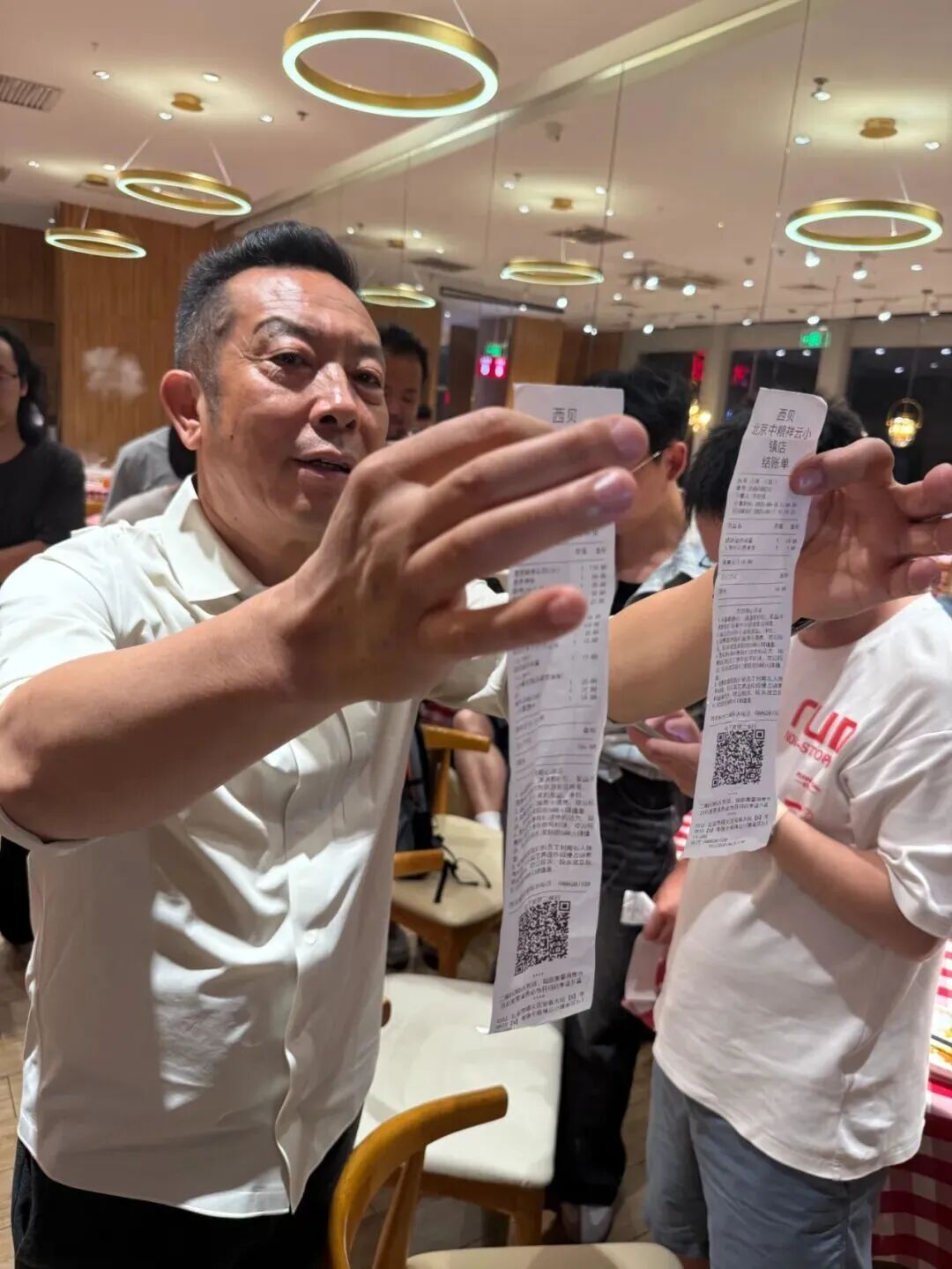现做菜吃出预制味？西贝开放后厨自证，罗永浩悬赏10万“硬刚”！