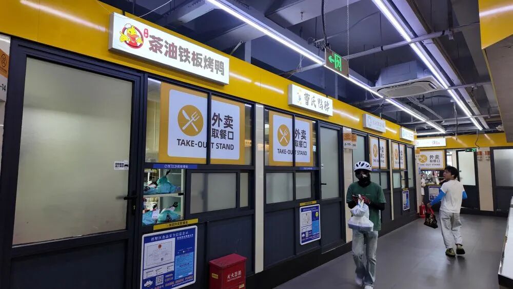 油污遍地，食材和垃圾桶放一起……这种无堂食外卖怎么管？