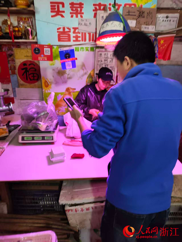 11月9日,杭州拱墅区大塘新村一肉店使用了生鲜灯。人民网记者 孙鹏摄