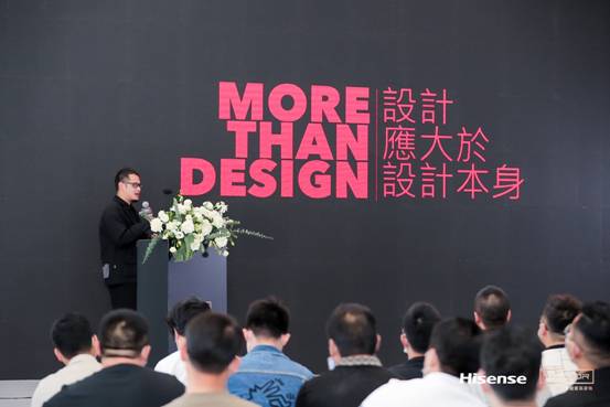 一群人在台上演讲
描述已自动生成